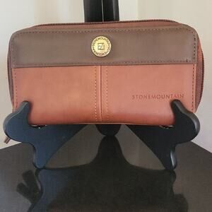 Stone Mountain Accessories Two-Tone Brown Zippered Leather Wallet